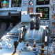 El cuadro de mandos de un A320 con la palanca de Autotrhottle (en el centro) donde suelen estar los pulsadores para la maniobra TOGA